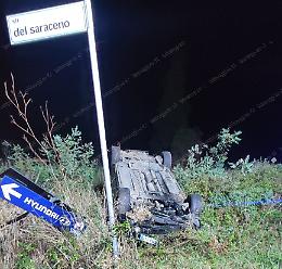 Si ribalta con l&rsquo;auto, illeso