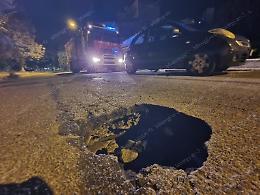 Si apre una voragine, strada chiusa