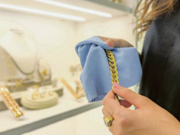 Si finge cliente, ma è una ladra: furto con destrezza in gioielleria