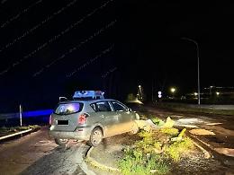 Un'auto abbatte due semafori nella notte, traffico in tilt tra Epitaffio e Appia
