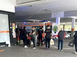 Cade sul marciapiede, ferita all'uscita del supermercato