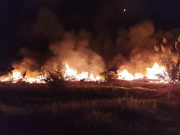 Fiamme in via dei Giardini, bruciano pneumatici e rifiuti