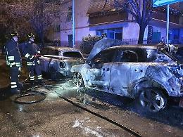 Due auto in fiamme, giallo sulle cause. Rogo divampato da una Audi Q2 e poi esteso ad una Mini Cooper