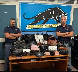 Latina Lido, la Polizia sequestra decine di borse di marca contraffatte