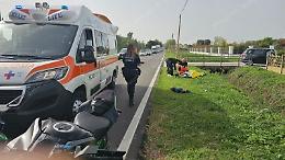 Moto in sorpasso urta un'auto in manovra, soccorsi per una coppia