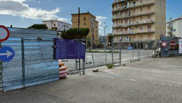 L’ex stazione «stupisce», la vendita del piazzale e la trasformazione in parcheggio i nodi da sciogliere: sopralluogo di Onori