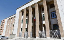 Calci e pugni alla convivente anche davanti alla figlia, condanna a quattro anni per un uomo di origine albanese