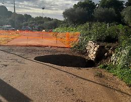 Voragine sulla Ninfina, stabilità a rischio: strada chiusa, accertamenti in corso
