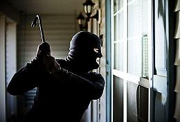 Aggrediti in casa, presi a bastonate dai rapinatori