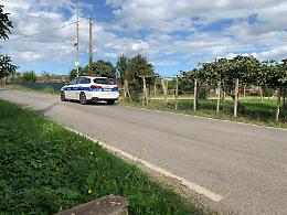 Getta rifiuti in strada e viene multato dalla Polizia grazie alle segnalazioni dei residenti