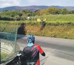 Cade per una buca e viene travolto da un'auto, grave un ciclista