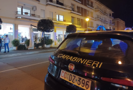 Dimentica le chiavi di casa e per rientrare tenta di passare da un balcone ad un altro: 74enne precipita nel vuoto