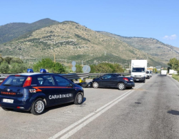 Alla guida di un'auto sbanda e finisce contro il guard rail