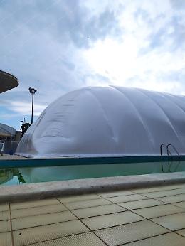 Piscina, copertura con il pallone tra tante restrizioni 