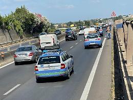 Rocambolesca fuga col suv rubato: il ladro si schianta e scappa a piedi