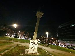 Scritte con lo spray sull’obelisco del Leone Alato di Venezia, due adolescenti denunciati dalla Polizia