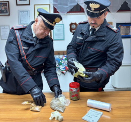 Nascondeva in casa 400 grammi di marijuana, i carabinieri arrestano una 31enne