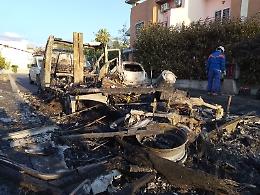 Camper prende fuoco nel quartiere Q4,  fiamme domate dai Vigili. La zona resta senza corrente