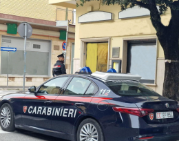 Armato di forbici e col volto coperto entra in farmacia, minaccia un dipendente e scappa con 150 euro