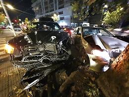 Incidente all'incrocio, due auto finiscono sul marciapiede