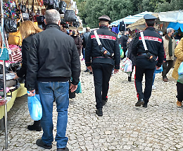 Operazione anti-contraffazione al mercato Monticchio: sequestrati 155 articoli falsificati  