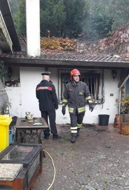 Abitazione in fiamme: donna salvata dai vicini, muore il cane a causa delle esalazioni