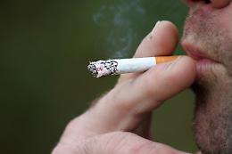 Fuma la sigaretta in balcone, diffida choc dalla vicina