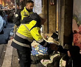 Emergenza freddo, coperte e the caldo per i senzatetto