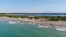Bagnini sfruttati nello stabilimento dato in affitto 