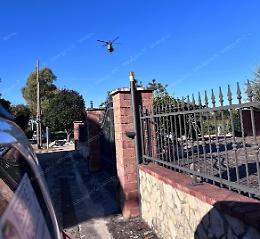 Cade dall'albero mentre installa le luci per Natale, elitrasportato a Roma