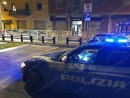 Maxi rissa in zona pub, accoltellati due giovani di 16 e 18 anni. Indaga la polizia
