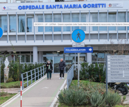 Rissa e coltellate  in zona pub, l’ansia degli amici del ferito più grave: "Siamo qui per lui"