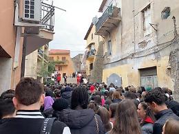 Un corteo contro la violenza: l'omaggio alle vittime di femminicidio sulla Scalinata degli Angeli 