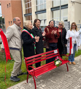 Una panchina rossa contro la violenza inaugurata negli ospedali della provincia