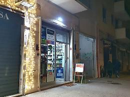Botte nel market per gli alcolici: due arresti, complici in fuga