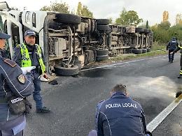 Autoarticolato si ribalta in curva  sulla tangenziale, ferito l’autista 