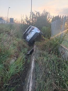 Colpo di sonno alla guida, finisce fuori strada con l'auto