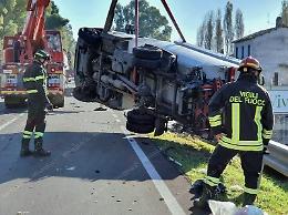 Urtato da un'auto, camion della nettezza urbana si ribalta
