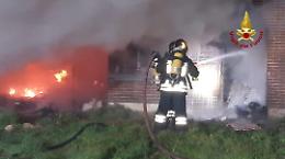 Bruciano cumuli di materiali accatastati, tempestivo intervento dei Vigili del Fuoco