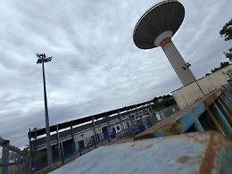 Cadono calcinacci dalla torre dell'acquedotto, chiusa una parte della tribuna del Francioni