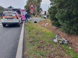 Travolta in bici da un furgone, grave una donna