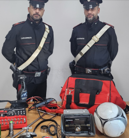 Ladro pendolare sorpreso a rubare nel parcheggio, arrestato dai carabinieri