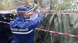 Baracche tra i rifiuti: terreno sequestrato