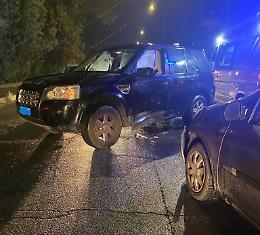 Scontro tra due auto, i feriti soccorsi da un infermiere che passava per caso