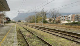 Un treno sospeso nel limbo da oltre 12 anni, odissea infinita