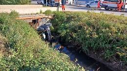 Provoca l'incidente e finisce con l'auto fuori strada: positiva ad alcol e stupefacenti