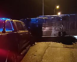 Scontro con un pickup in sorpasso, si ribalta un autocarro
