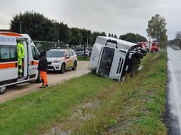 Sbanda per evitare un altro mezzo, finisce fuori strada col camion