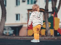 Babysitter ubriaca sviene in strada con una bambina di due anni