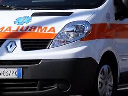 Mamma con due gemelli investita e uccisa da un camion mentre attraversa la strada